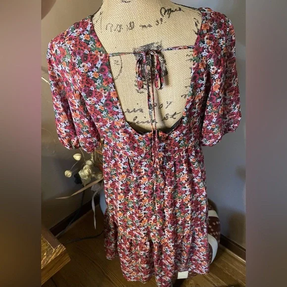 BCBGeneration Pink Black Floral design Mini square neck puff sleeves Sz 10 PTP19 - Picture 2 of 4